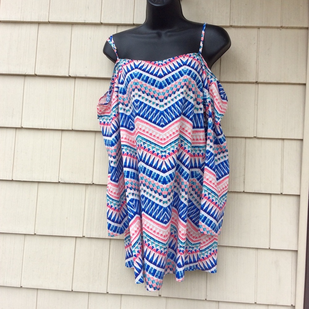⛱Kenneth Cole Cold Shoulder Top